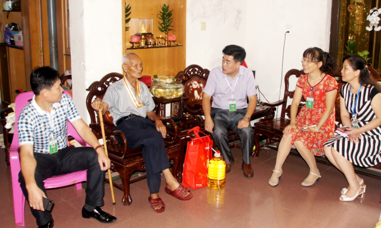 慰问离退休老干部 慰问离退休老干部